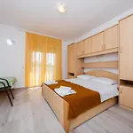 Mladenka בית הארחה 3*